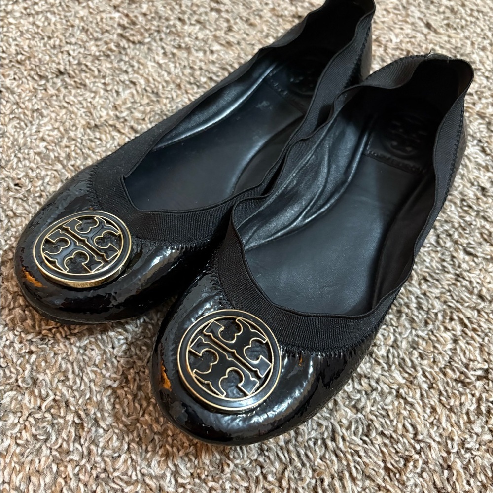 Tory Burch Shiny Black Flats with Gold Logo - Picture 2 of 9